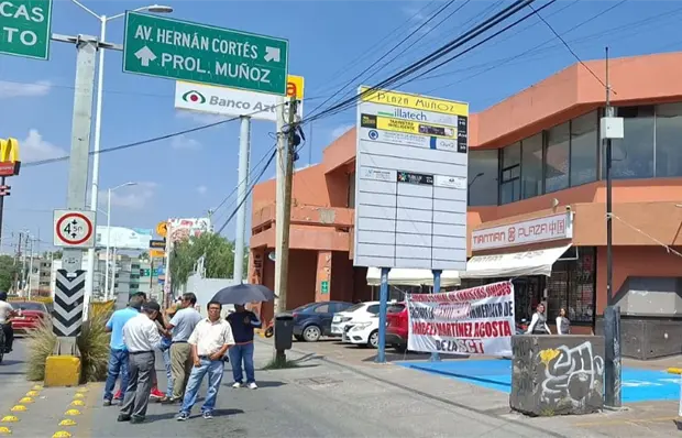 Taxistas vuelven a protestar en la SCT contra piratas Taxistas vuelven a protestar en la SCT contra piratas