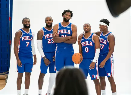 LeBron James impacta primer día de campamento 76ers en Nueva Jersey LeBron James impacta primer día de campamento 76ers en Nueva Jersey