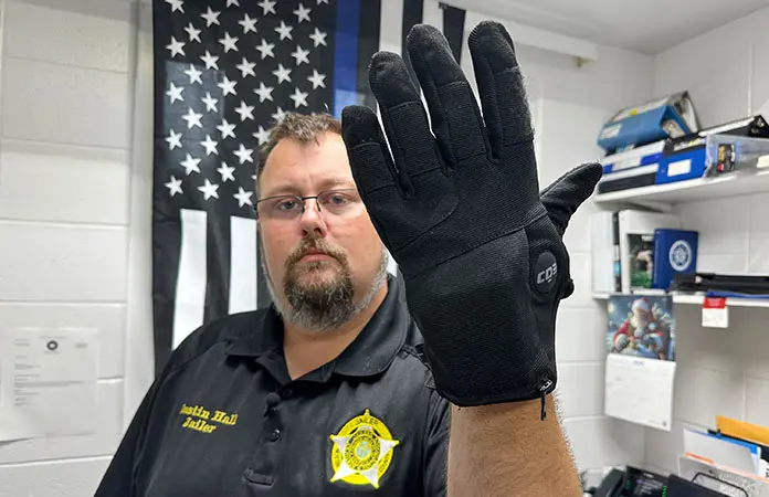 Prohíben en California uso de guantes eléctricos