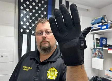 Prohíben en California uso de guantes eléctricos Prohíben en California uso de guantes eléctricos