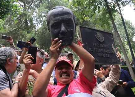 Regreso de Calder&oacute;n desata ira del SME; decapitan su estatua 