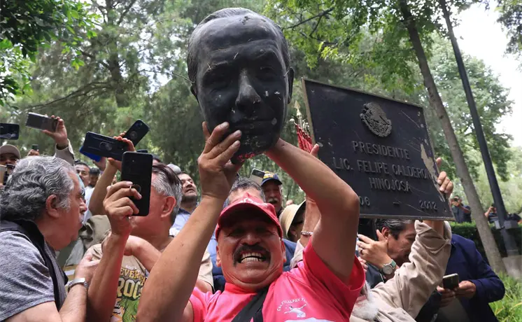 Regreso de Calderón desata ira del SME; decapitan su estatua Regreso de Calderón desata ira del SME; decapitan su estatua