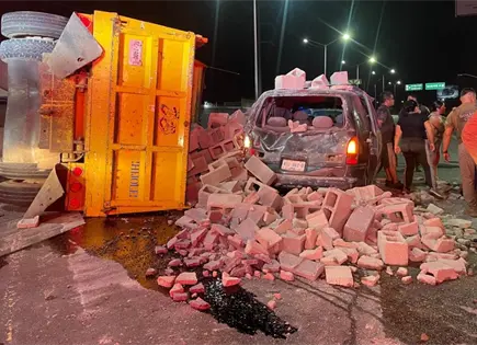 Un herido, en volcadura de cami&oacute;n materialista