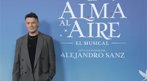 Alejandro Sanz posa por primera vez con sus cuatro hijos y su novia