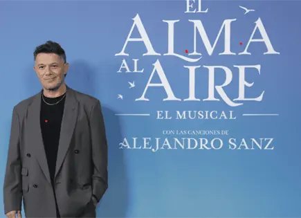 Alejandro Sanz posa por primera vez con sus cuatro hijos y su novia Alejandro Sanz posa por primera vez con sus cuatro hijos y su novia