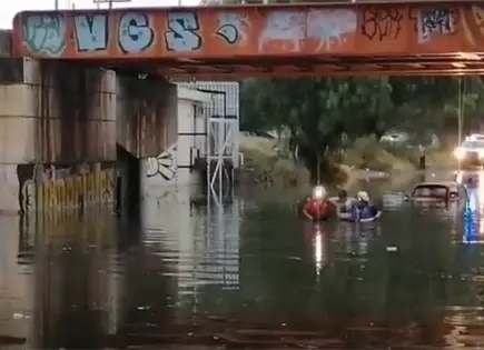 Video | Lluvias anegan pasos a desnivel en la capital