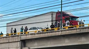 Sobrevive motociclista a caída desde un puente