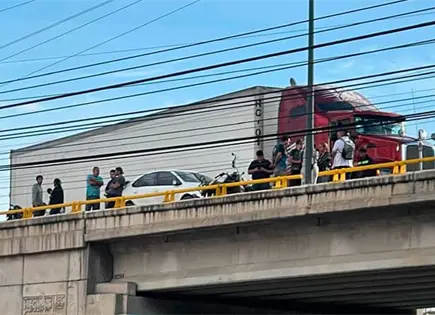 Sobrevive motociclista a ca&iacute;da desde un puente