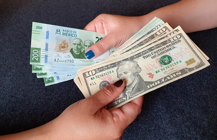 Peso cierra su peor mes desde el 2024