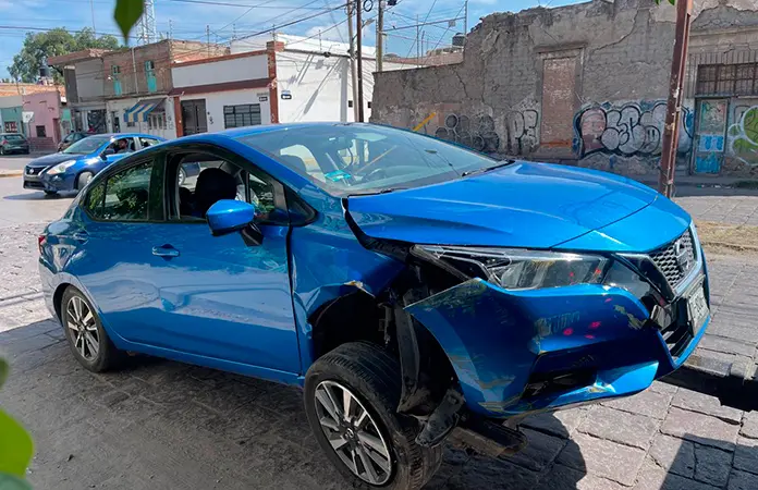 Se impactó al ir sobre Eje Vial; solo daños