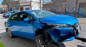 Se impactó al ir sobre Eje Vial; solo daños