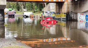 Video | Lluvias anegan pasos a desnivel en la capital
