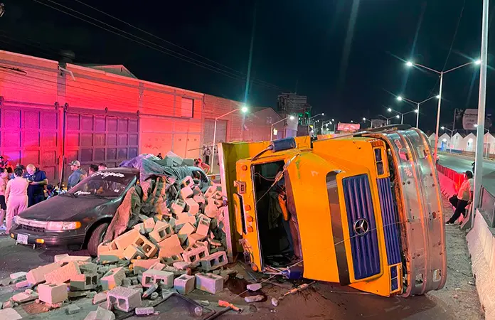 Vuelca camión sobre auto familiar en el Periférico