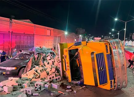 Vuelca cami&oacute;n sobre auto familiar en el Perif&eacute;rico