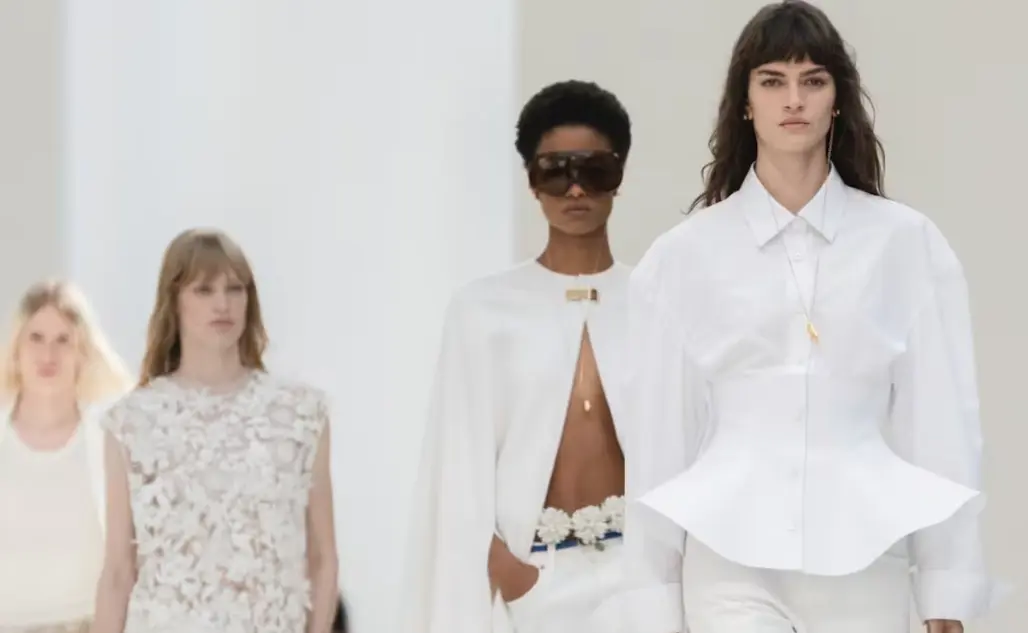 Balenciaga presenta en París colección que une alta costura y ropa diaria