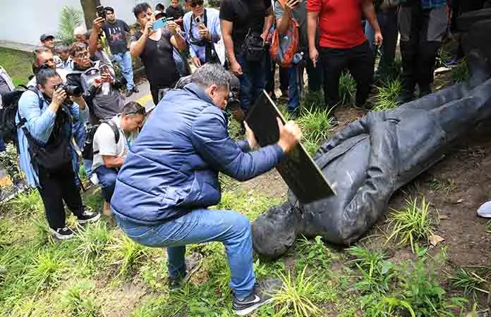 Critica CSP destrucción de estatua