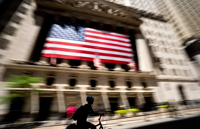 Dólar sube por cuarto día