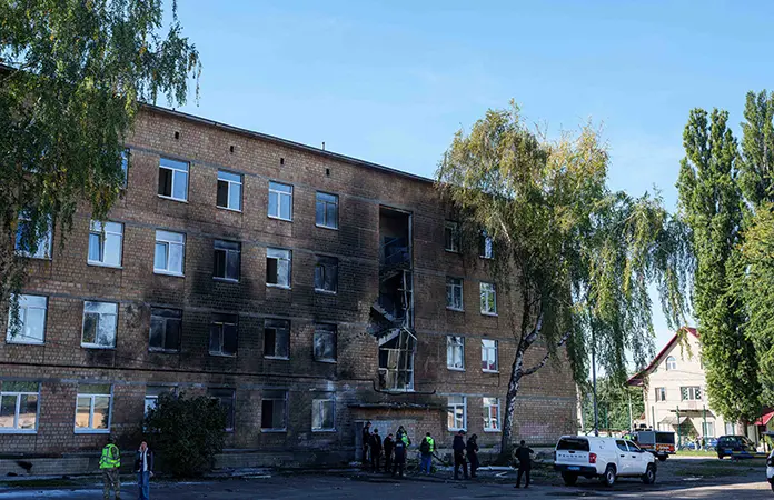 Dron impacta escuela en Kiev