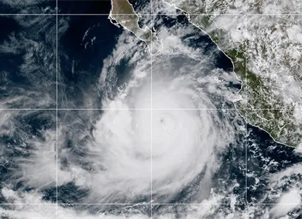 Huracán Rachel categoría 3 avanza frente a costas mexicanas Huracán Rachel categoría 3 avanza frente a costas mexicanas