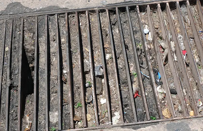 Piden no tirar basura que tape drenajes