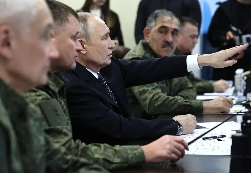 Putin supervisa ejercicios militares en Urales con tropas internacionales