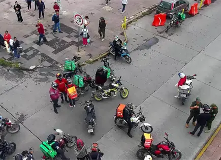 Repartidores de apps bloquean Eje Vial, frente a la FGE Repartidores de apps bloquean Eje Vial, frente a la FGE