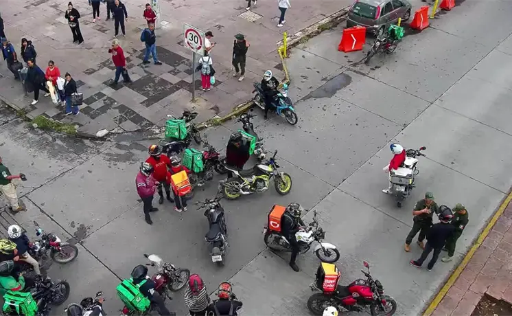 Repartidores de apps bloquean Eje Vial, frente a la FGE Repartidores de apps bloquean Eje Vial, frente a la FGE