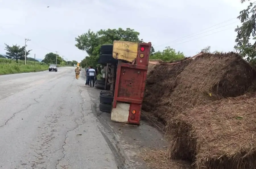 Vuelca tráiler en carretera Tamuín-San Vicente; no hay heridos
