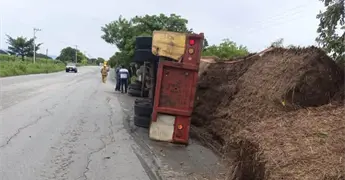 Vuelca tr&aacute;iler en carretera Tamu&iacute;n-San Vicente; no hay heridos