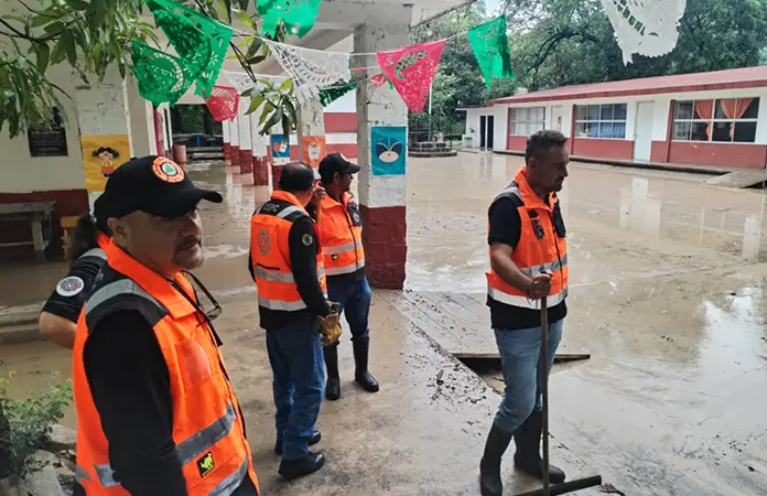 Basura y desechos inundan escuela