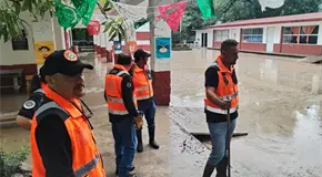 Basura y desechos inundan escuela