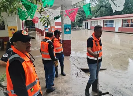 Basura y desechos inundan escuela Basura y desechos inundan escuela