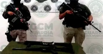 Hallan dos AR-15 envueltos cerca de una vivienda