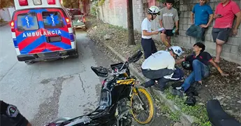 Motociclista resulta herido al ser arrollado  