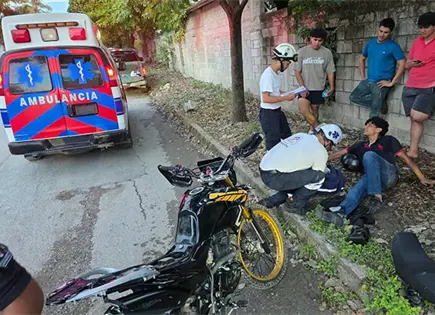 Motociclista resulta herido al ser arrollado  