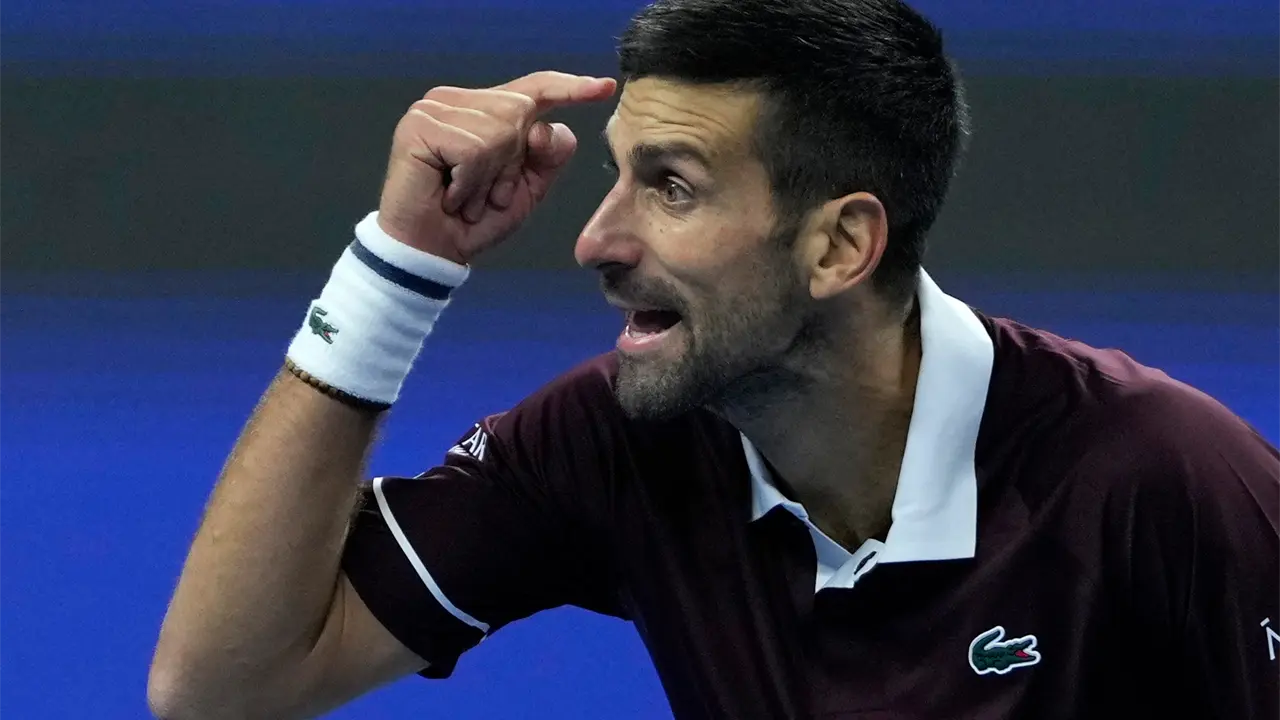 Novak Djokovic remonta y avanza en Abierto de China pese a molestias