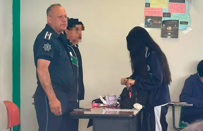 Operativo de revisión en escuela preparatoria