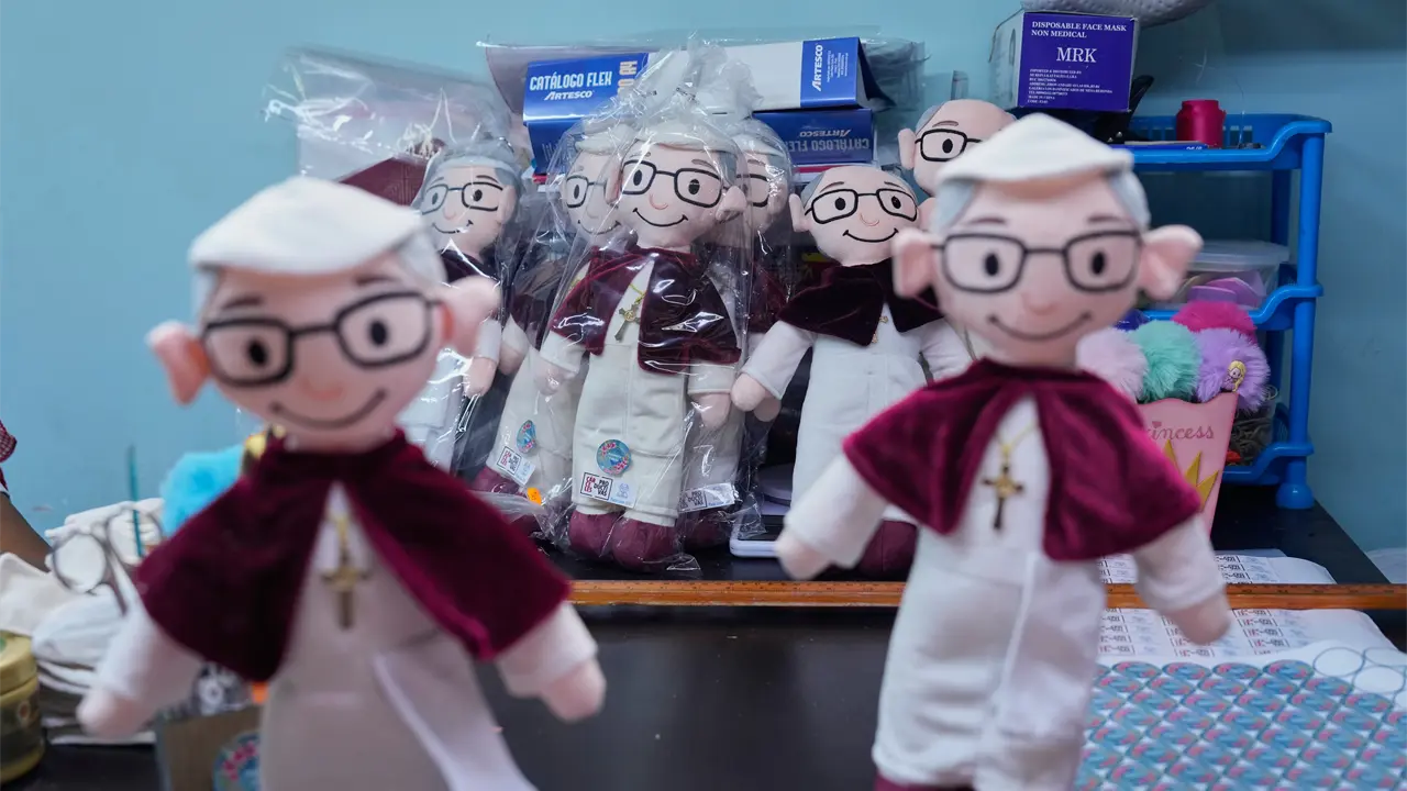 Reclusas en Lima confeccionan muñecos del papa León XIV