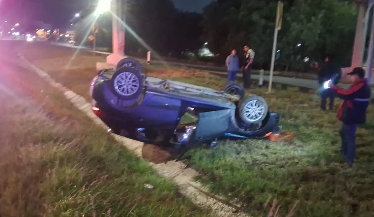 Volcadura en Villa de Pozos deja sólo daños materiales