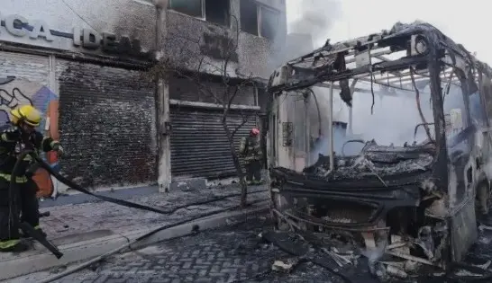 Camión de transporte público se incendia en el centro de Guadalajara