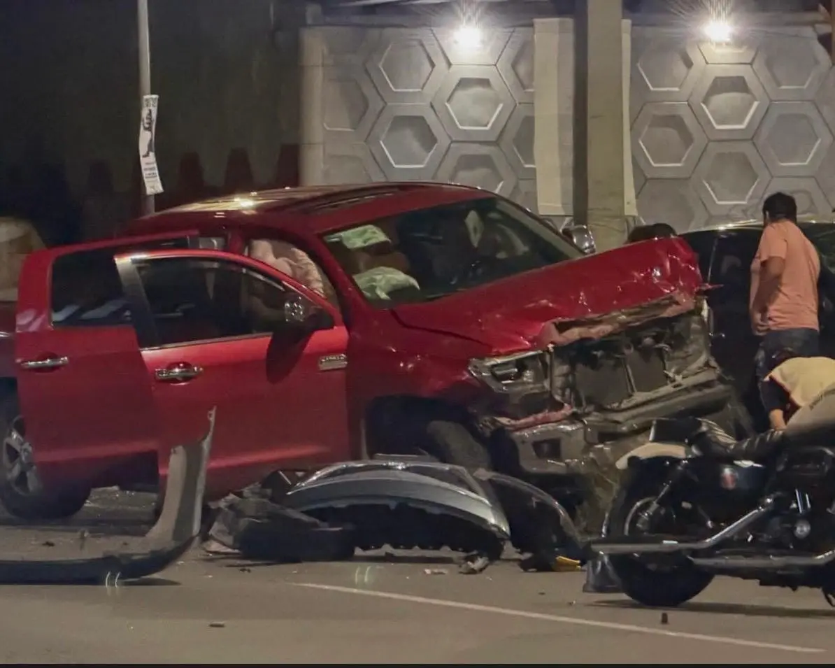 Cuatro lesionados en accidente en lateral de carretera 57
