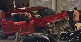Cuatro lesionados en accidente en lateral de carretera 57