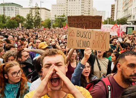 Decenas de miles protestan en España por crisis de vivienda Decenas de miles protestan en España por crisis de vivienda