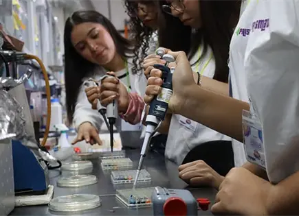 Formar más allá de las aulas y los laboratorios: una metodología educativa para la ciencia y la innovación en el Posgrado del IPICYT Formar más allá de las aulas y los laboratorios: una metodología educativa para la ciencia y la innovación en el Posgrado del IPICYT