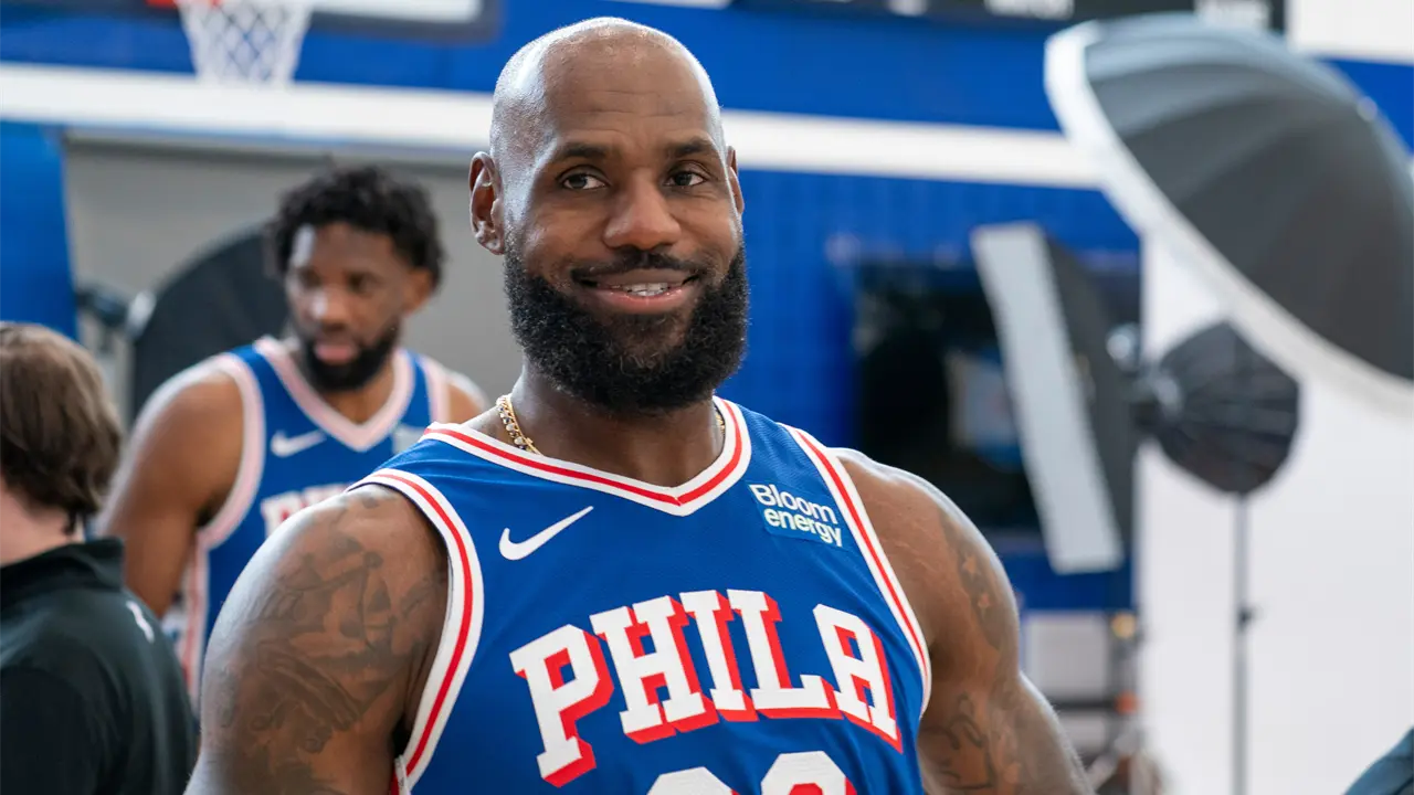 LeBron James debutó en scrimmage de Sixers ante 10.000 aficionados