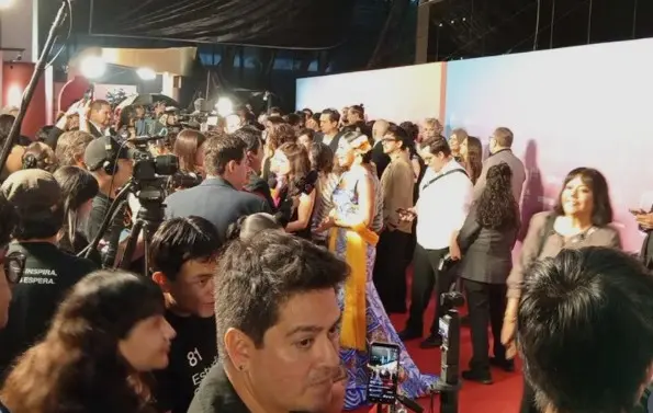 Lluvia detiene alfombra roja de Premios Ariel en Estudios Churubusco