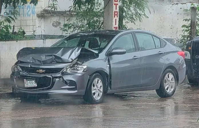 Por alcance impactan carro y camioneta