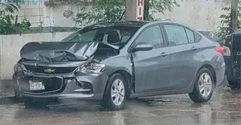 Por alcance impactan carro y camioneta