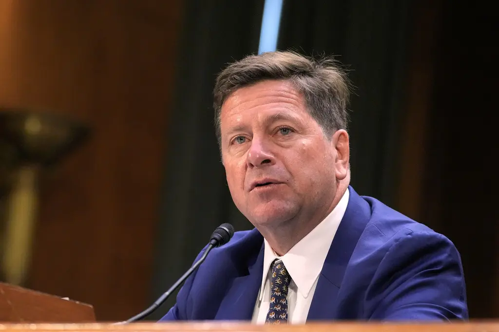 Trump designa a Jay Clayton para liderar comisión sobre IA