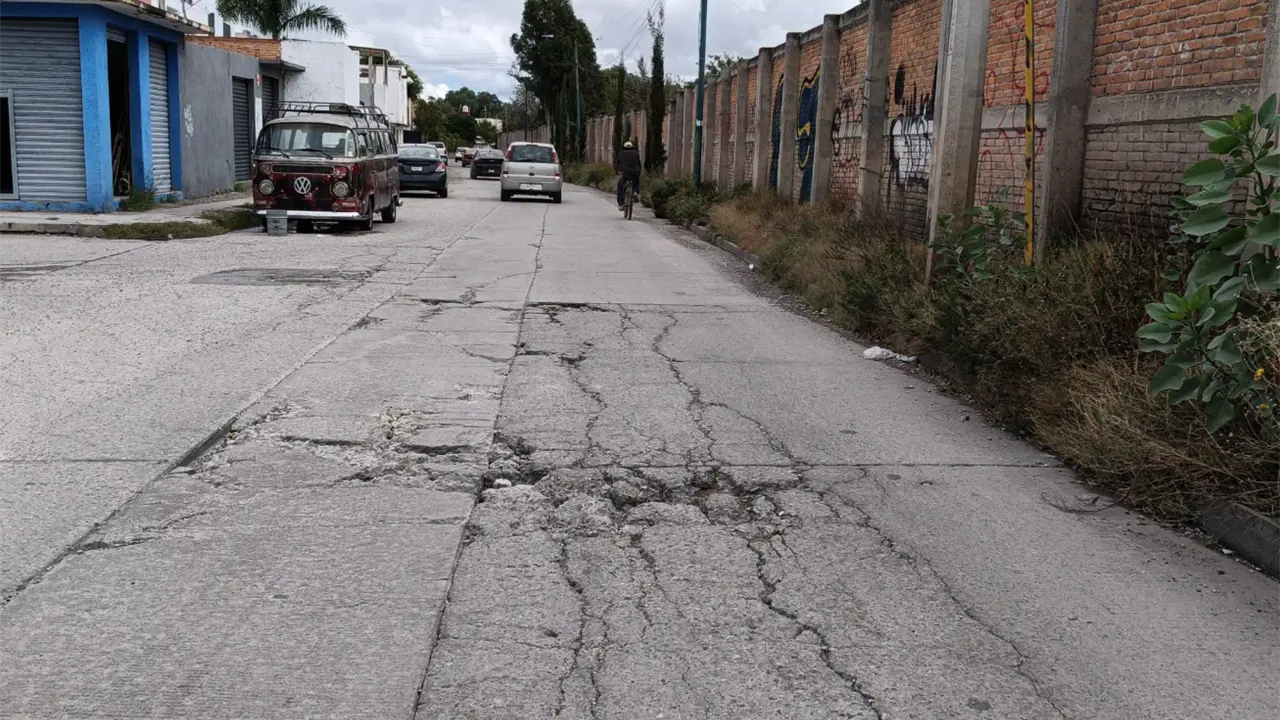 Vecinos denuncian grietas y hundimientos en colector Saucito
